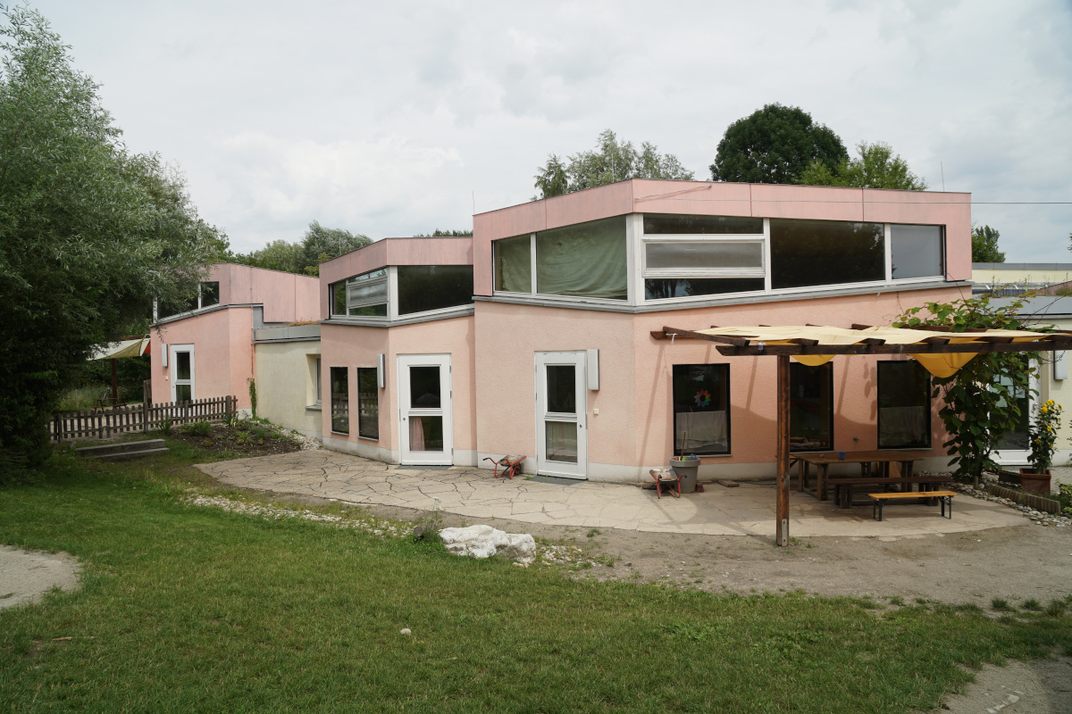 Waldorfkindergarten Ismaning - Gemeinschaft erleben fertig gestrichene Gauben