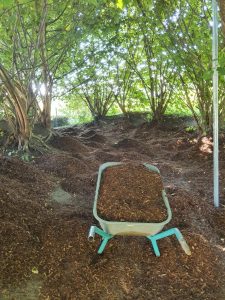 Waldorfkindergarten Ismaning Gartenkreis bei der Arbeit