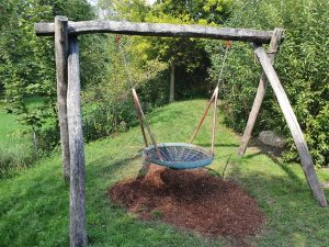 Waldorfkindergarten Ismaning Spielbereich mit Schaukel